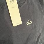 Alo Yoga Women's Navy and Blue Sweatshirt - Image 4