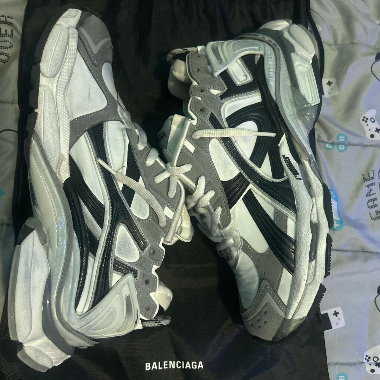 P0-387.jpg Balenciaga Men's Grey and White Trainers - Image 1