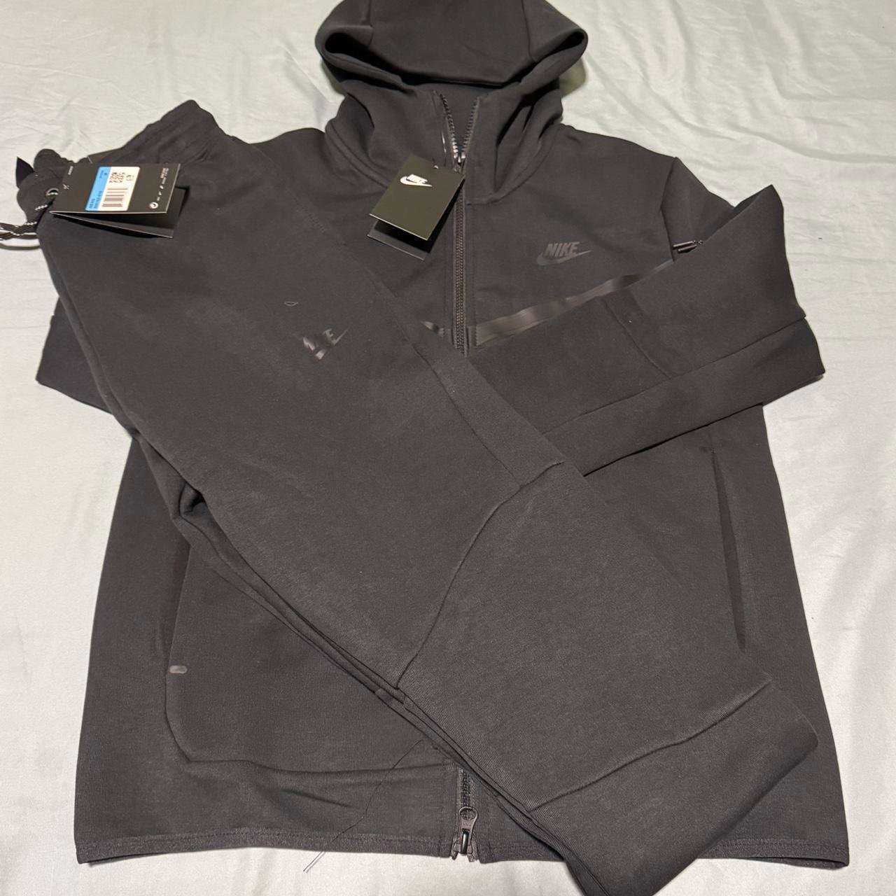 P0-4-212.jpg Nike Men's Black Hoodie - Image 1