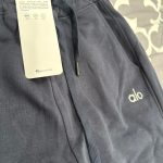 Alo Yoga Women's Navy and Blue Sweatshirt - Image 5