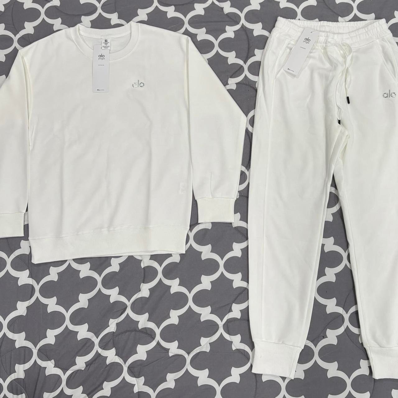 P0-4-253.jpg Alo Yoga Women's White Sweatshirt - Image 1